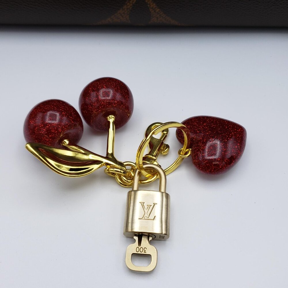 LV Authentic Gold Padlock 🔒 Key Set w/ Unbranded Apple/Heart Keychain Charm - Picture 6 of 10
